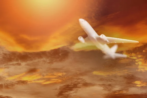 Turuncu gökyüzünde uçan uçak fırtınası bulutlar ile renkli — Stok fotoğraf
