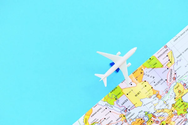 Seyahat arka plan konsepti - Uçak Traveler'S havayolu ile sinek — Stok fotoğraf