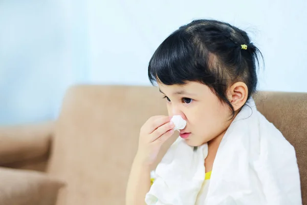Gadis kecil Asia yang sakit dibungkus sapu tangan menjadi dingin dan meniup — Stok Foto