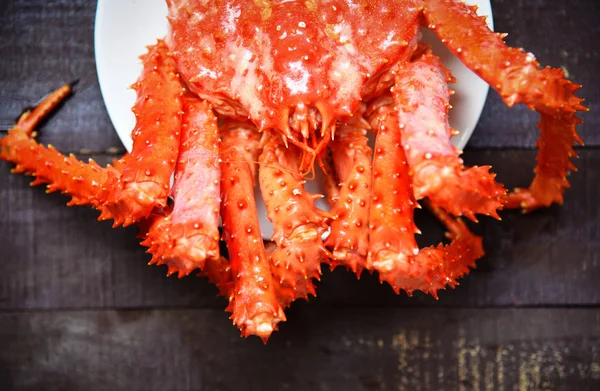 Crabe royal de l'Alaska frais vapeur cuite ou fruits de mer bouillis sur assiette — Photo