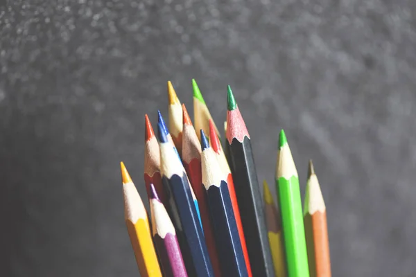 Lápiz de color conjunto en pizarra de nuevo a la escuela y la educación co — Foto de Stock