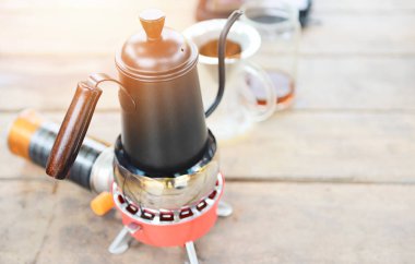 damla kahve barista filtreli demleme üzerine su dökerek - fincan yapmak