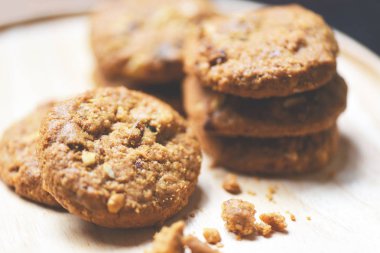 ahşap plaka üzerinde fındık ile çerezleri