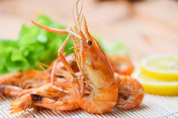 Camarones barbacoa a la parrilla mariscos en plato blanco comida de mesa - langostinos sh —  Fotos de Stock