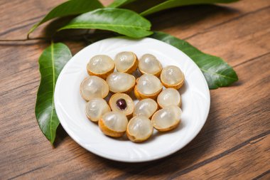 Tayland Longan taze tropikal meyve ve yeşil yaprak - Dimocar