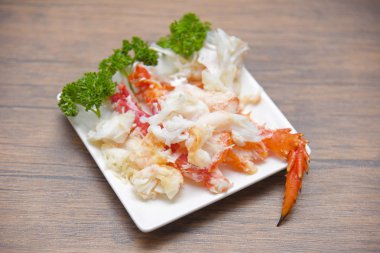 pişmiş deniz ürünleri için baharat ile beyaz tabakta yengeç eti - kırmızı cr