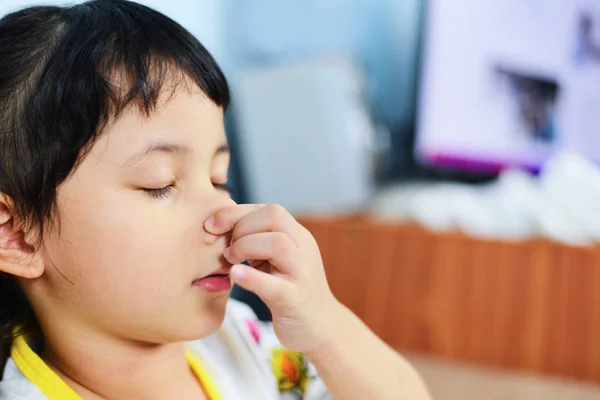 एशियाई छोटी लड़की हाथ से नाक पकड़कर बीमार हो जाती है ठंडी हो जाती है और बी — स्टॉक फ़ोटो, इमेज