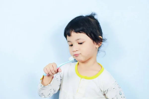 Asian little girl brushing teeth with toothbrush in hand dental — Stock Photo, Image