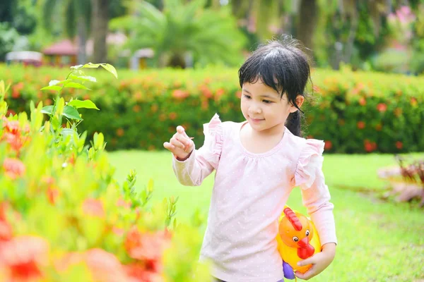 Criança sorriso se divertindo jogando fora menina feliz no jardim — Fotografia de Stock