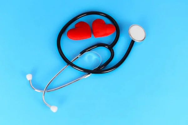 Concept d'assurance santé - stéthoscope et soins de santé du cœur rouge — Photo