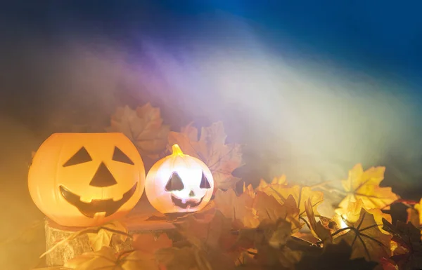 Хэллоуин тыквенный фонарь с сухими листьями осень на дереве с сантиметром — стоковое фото