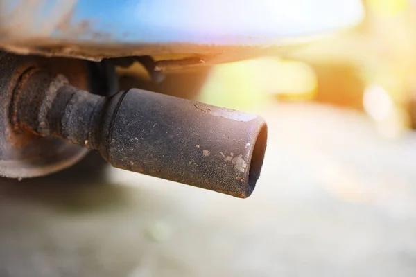Auspuffrohr an altem Auto aus nächster Nähe - Schadstoffkonzept für Autos — Stockfoto