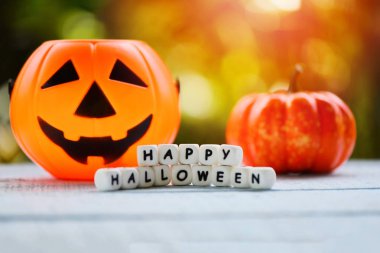 Kelime blokları mutlu cadılar bayramı dekorasyon ile Halloween arka plan