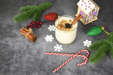 Cinnamo ile temalı partiler gibi Eggnog lezzetli tatil içecekleri