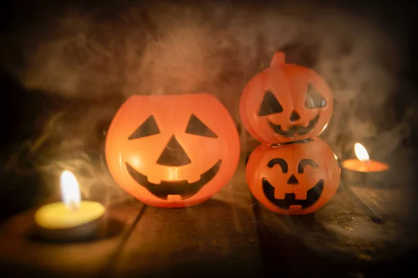 Хэллоуин тыква фонарь свечи на деревянной с дымом - он — стоковое фото