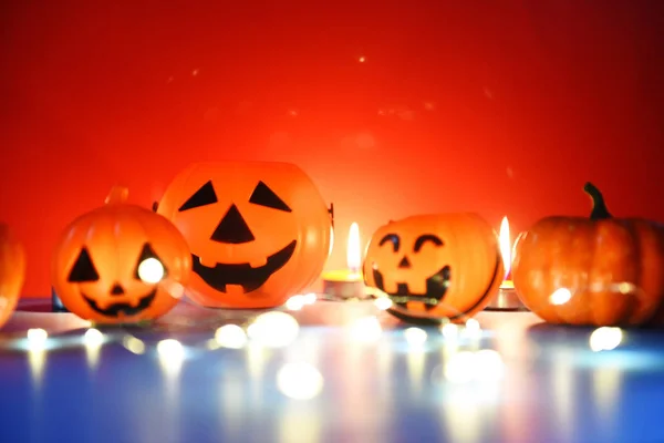 Праздники на фоне Хэллоуина украшают оранжевые свечи — стоковое фото