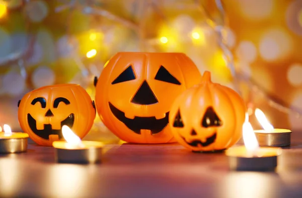 Праздники на фоне Хэллоуина украшают оранжевые свечи — стоковое фото