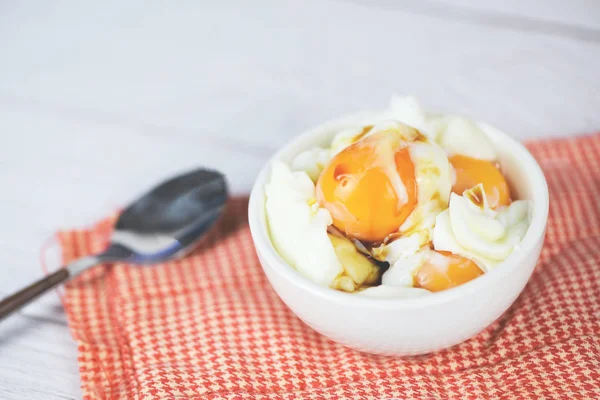 Főtt tojást tálba mártás reggelire az asztalra backgro — Stock Fotó