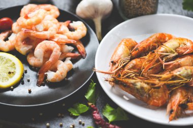 karides ızgara barbekü deniz ürünleri ve beyaz tabak sofra gıda haşlanmış 