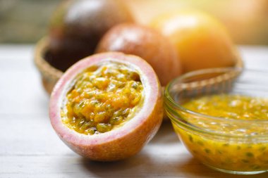 Ahşap masa passionfruit dilim hal taze Passion meyve suyu