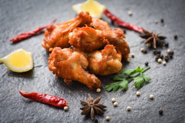 Limon biber otlar ve s ile siyah plaka üzerinde Kızarmış tavuk kanatları