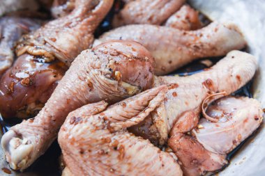 pototlar ve baharatlar ile bacaklar ve kanatları ile çiğ tavuk - R