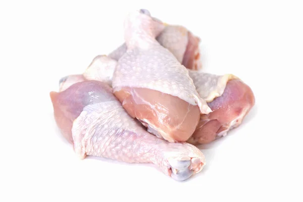 Cuisse de poulet crue isolée sur fond blanc - fraîche non cuite — Photo