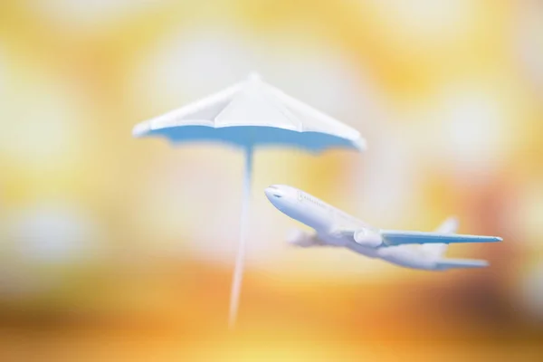 Sigorta seyahat konsepti / Hava seyahati ve beyaz şemsiye — Stok fotoğraf