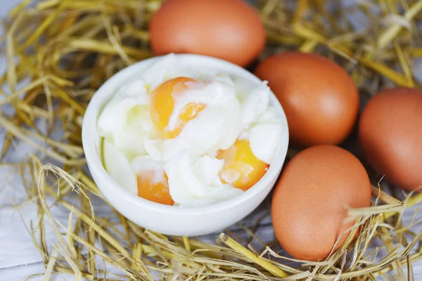 Gekookt ei op schaal en verse eieren op stro achtergrond-zachte Boi — Stockfoto