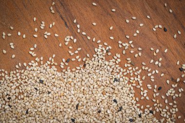 Susam ahşap arka plan üzerinde 