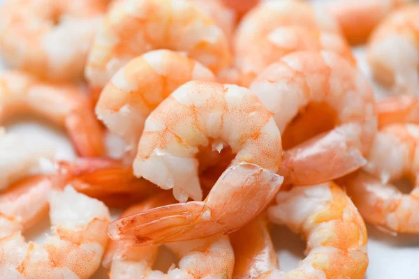 Crevettes fraîches servies dans une assiette - crevettes pelées bouillies cuire — Photo