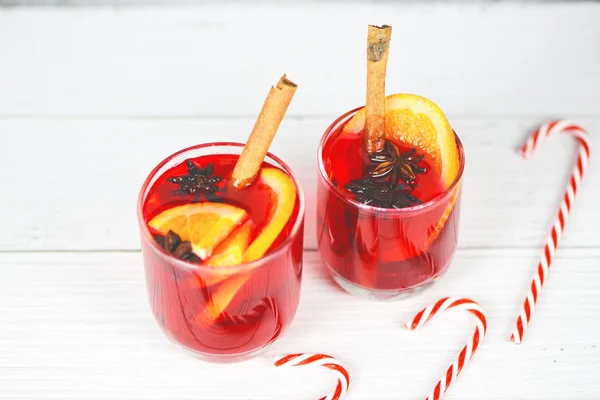 Karácsonyi forralt bor finom üdülés, mint a felek Candy Cane — Stock Fotó