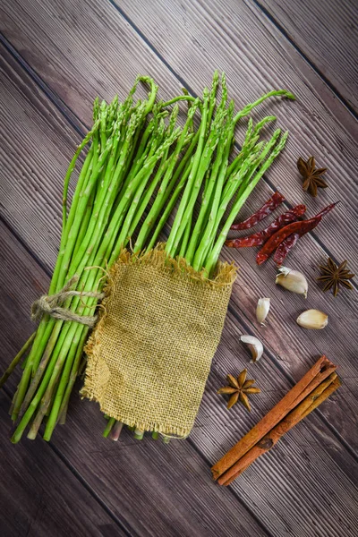 Fresh asparagus bunch on dark background - Asparagus green with — Stock Photo, Image