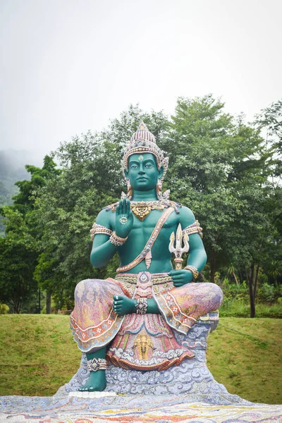 Indra szobor-zöld óriás fontos vallási buddhista mérföldkő — Stock Fotó