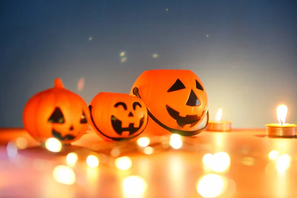 Хэллоуин на фоне свечей оранжевого и синего цвета — стоковое фото