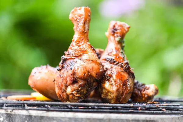 Panggang ayam kaki barbekyu dengan herbal dan rempah-rempah lezat chic — Stok Foto