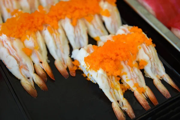 Japońskie jedzenie Sushi Roll z jajkiem Tobiko jest pomarańczowy (latające ryby — Zdjęcie stockowe