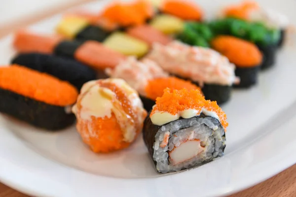 Japoński żywności Sushi Roll ryż z Tobiko jajko czerwony kawior Cream s — Zdjęcie stockowe