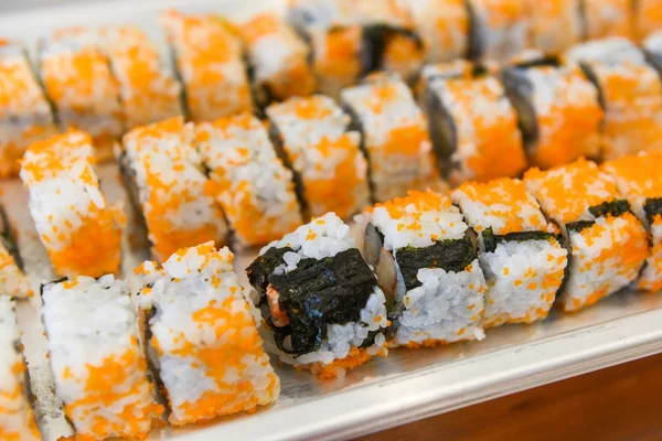 Japońskie jedzenie Sushi Roll ryż z jajkiem Tobiko jest pomarańczowy (pływające — Zdjęcie stockowe