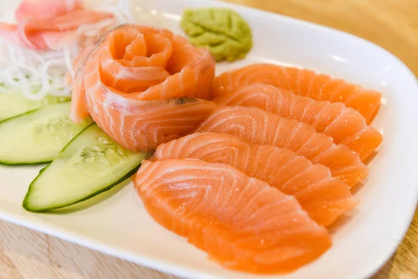 Japoński żywności surowego sashimi filet z łososia z ogórkiem warzywnym — Zdjęcie stockowe