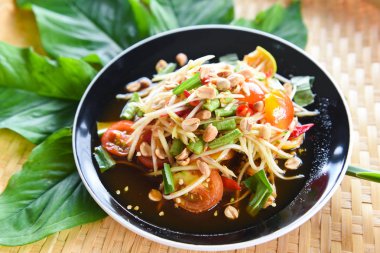 Siyah tabakta Papaya salatası. Yeşil papaya salatasını yakın.