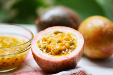Ahşap masa passionfruit dilim hal taze Passion meyve suyu