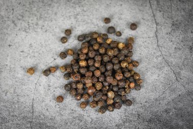 Mutfak malzemeleri için arka planda siyah biber tohumu.