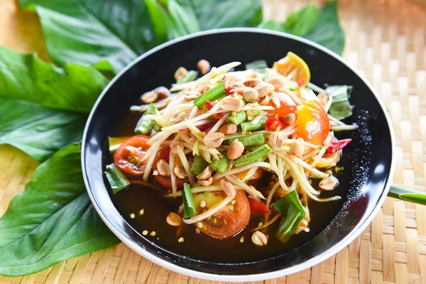 Ensalada de papaya en plato negro / Primer plano de ensalada de papaya verde spi — Foto de Stock