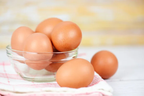 Чаша из свежего яйца на фоне деревянного стола - Сырой цыпленок — стоковое фото