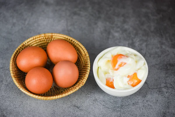 Gekookt ei op schaal en verse eieren op de mand - zacht gekookt bv — Stockfoto