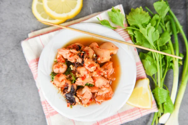 Kraken-Salat mit Zitronen-Chili auf weißem Teller - Tintenfisch gegrillt — Stockfoto