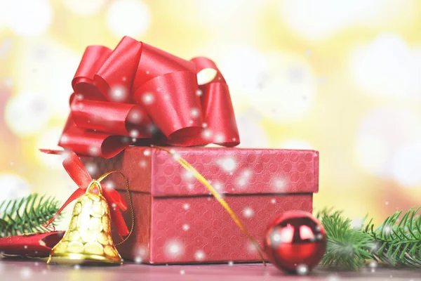 Ünnepi üdvözlőlap karácsonyi ajándék doboz bokeh háttér - borda — Stock Fotó