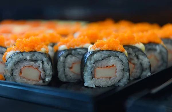 Japońskie jedzenie sushi rolka ryż krab trzymać z Tobiko jajko jest oran — Zdjęcie stockowe