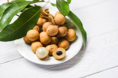 Tayland Longan taze tropikal meyve ve yeşil yaprak - Dimocar